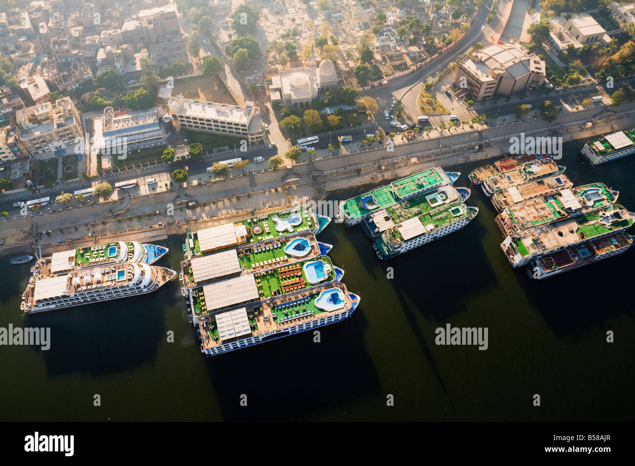 Navi da Crociera sul Nilo, Luxor, Tebe, Medio Egitto Egitto, Africa Settentrionale, Africa Foto Stock