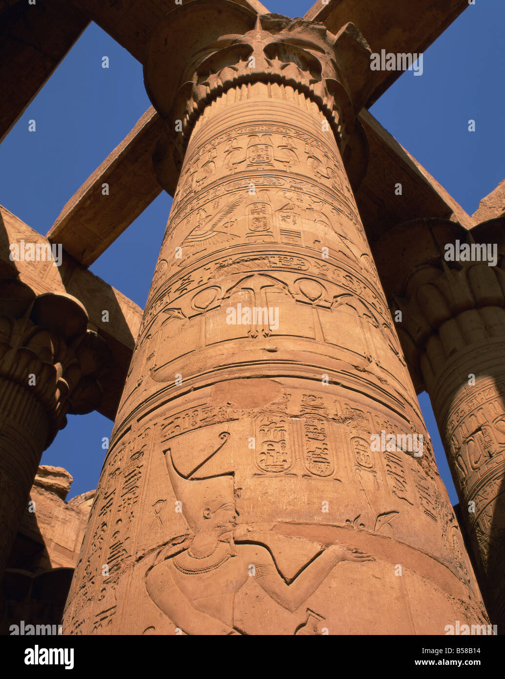 Close-up di geroglifici su una colonna di pietra nel grande Hypostyle Hall, il Tempio di Karnak, Tebe, Egitto Foto Stock