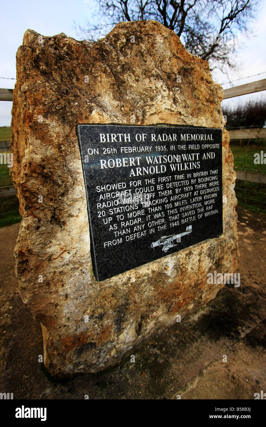 Una stele commemorativa della invenzione del radar nel Northamptonshire, vicino a Daventry laboratori di Marconi Foto Stock