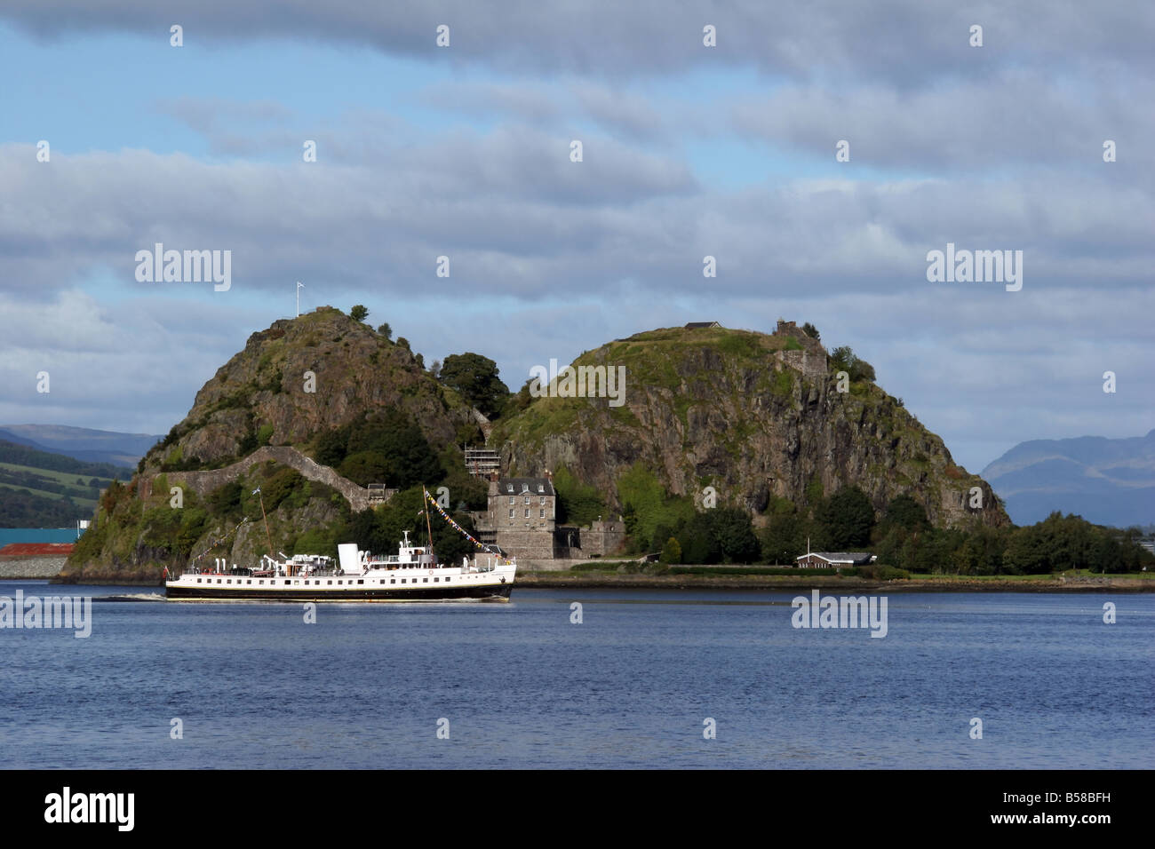 MV Balmoral passando Dumbarton Rock nel Firth of Clyde Foto Stock