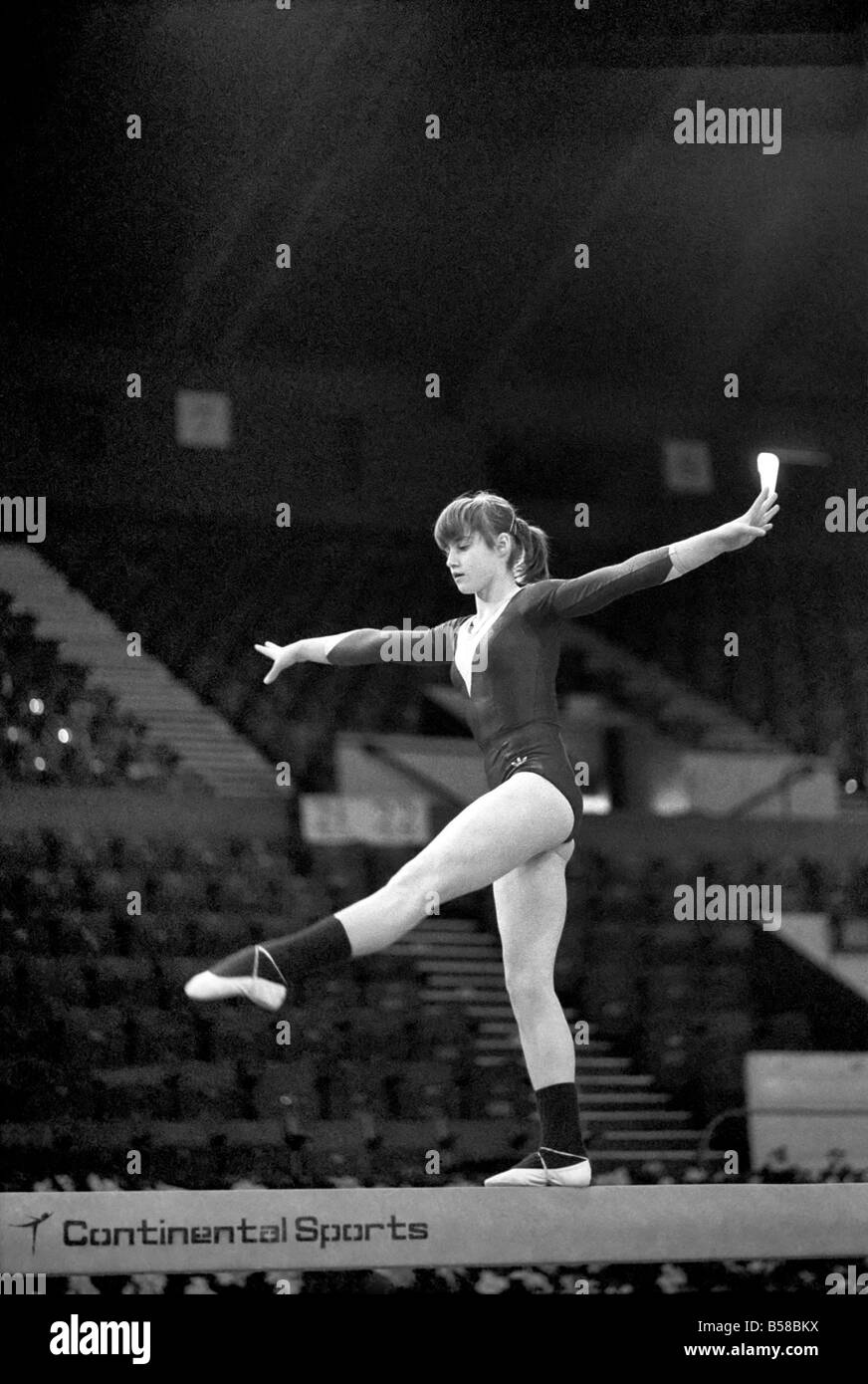 I concorrenti in tutti i campioni di ginnastica concorrenza a Wembley. Visto qui per completare le esercitazioni di fascio. Aprile 1977 Foto Stock