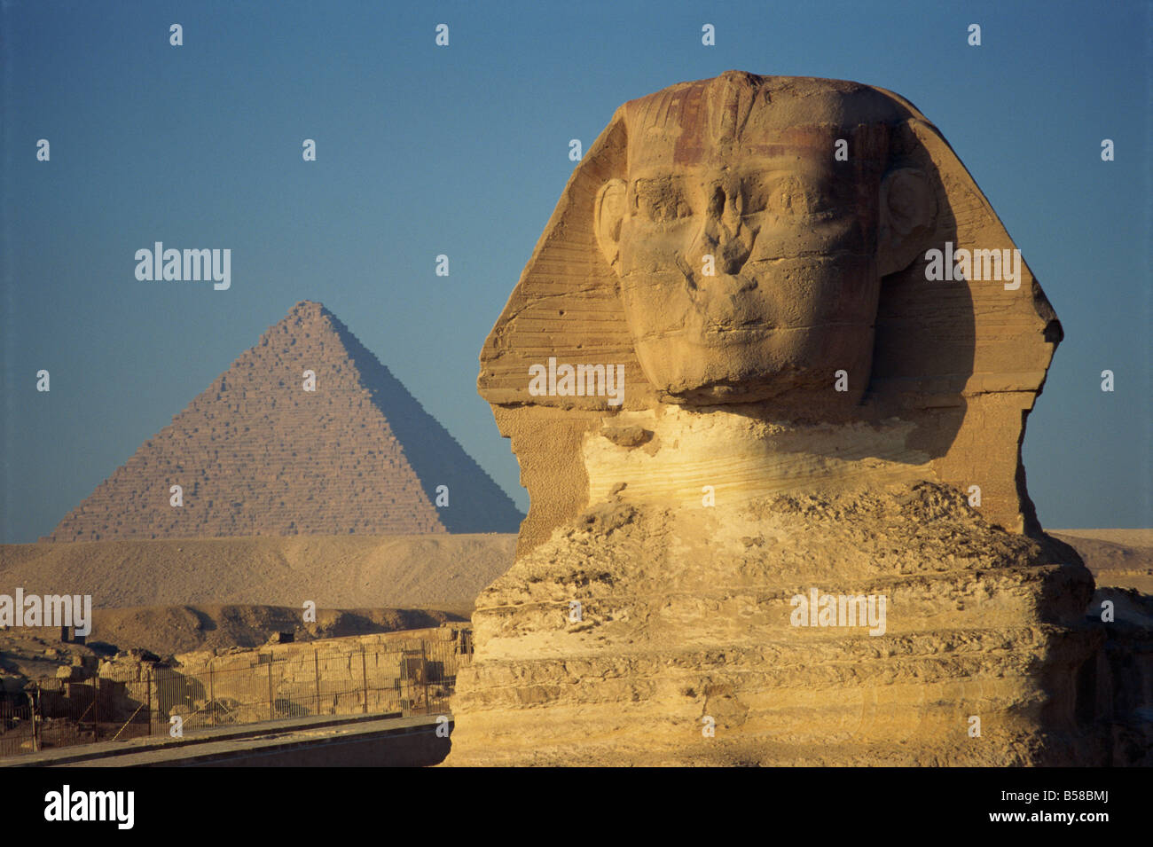 La Sfinge e una delle piramidi di Giza, Sito Patrimonio Mondiale dell'UNESCO, il Cairo, Egitto, Africa Settentrionale, Africa Foto Stock