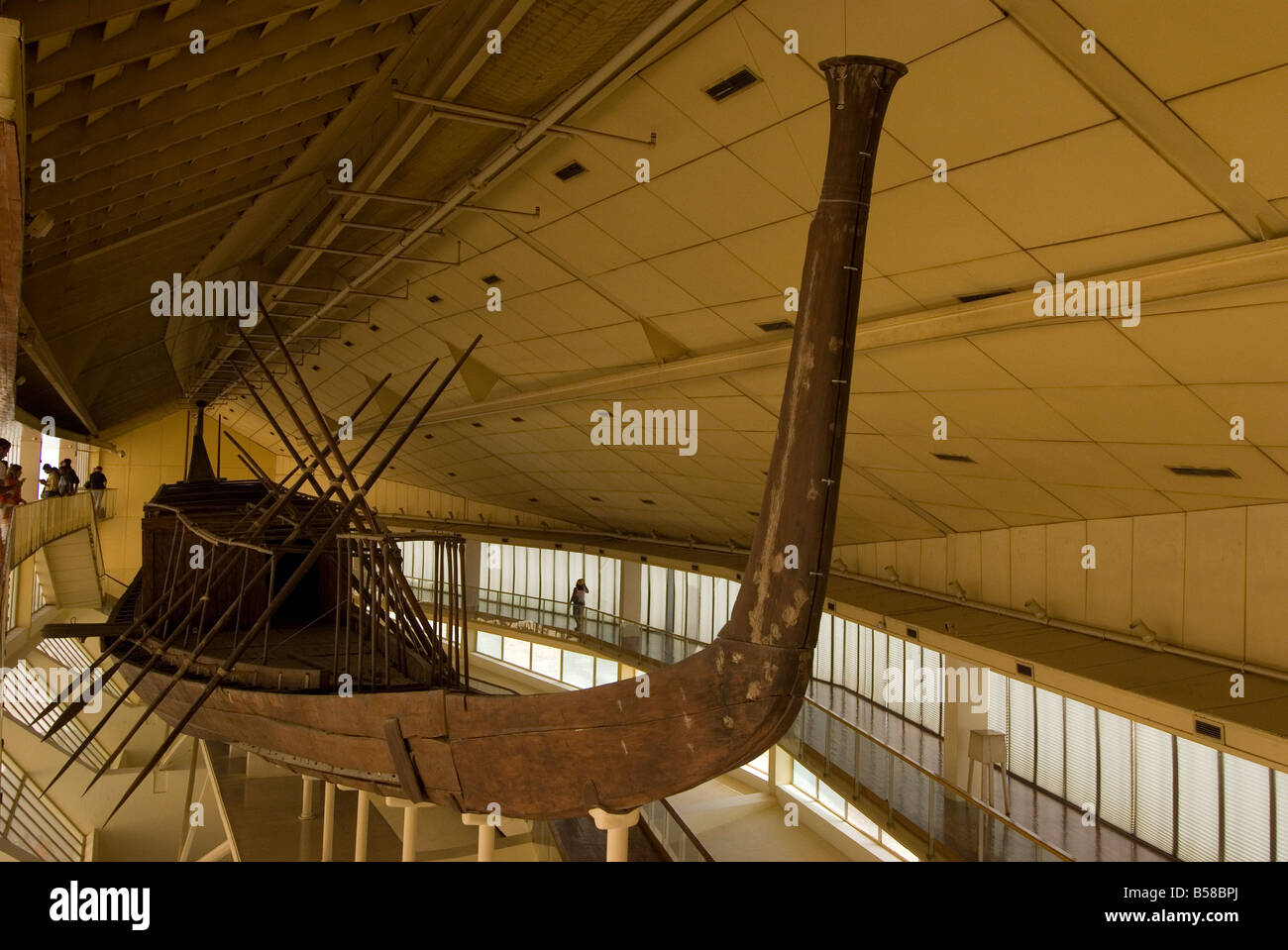 Solar barca funeraria, pensato per essere almeno 4000 anni, nel suo scopo museo costruito vicino alle Piramidi di Giza in Egitto Foto Stock