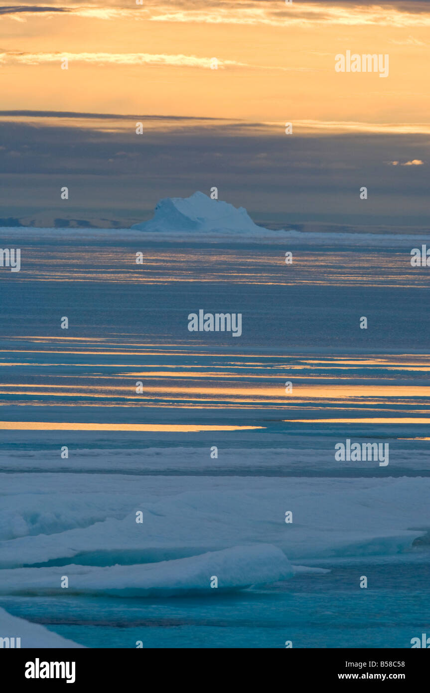 Congelati in iceberg è circondato dalla molla acqua di fusione a lancaster sound nunavut canada artico. Foto Stock