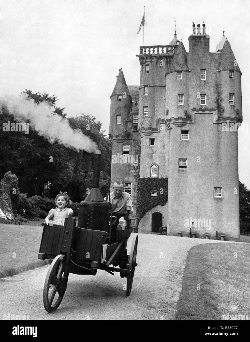 Postie Lawson, Pioneer: Signore Sempill e la sua bambina di 4 anni Janet hanno un grande divertimento con la Scozia il primo carrello horseless ho Foto Stock