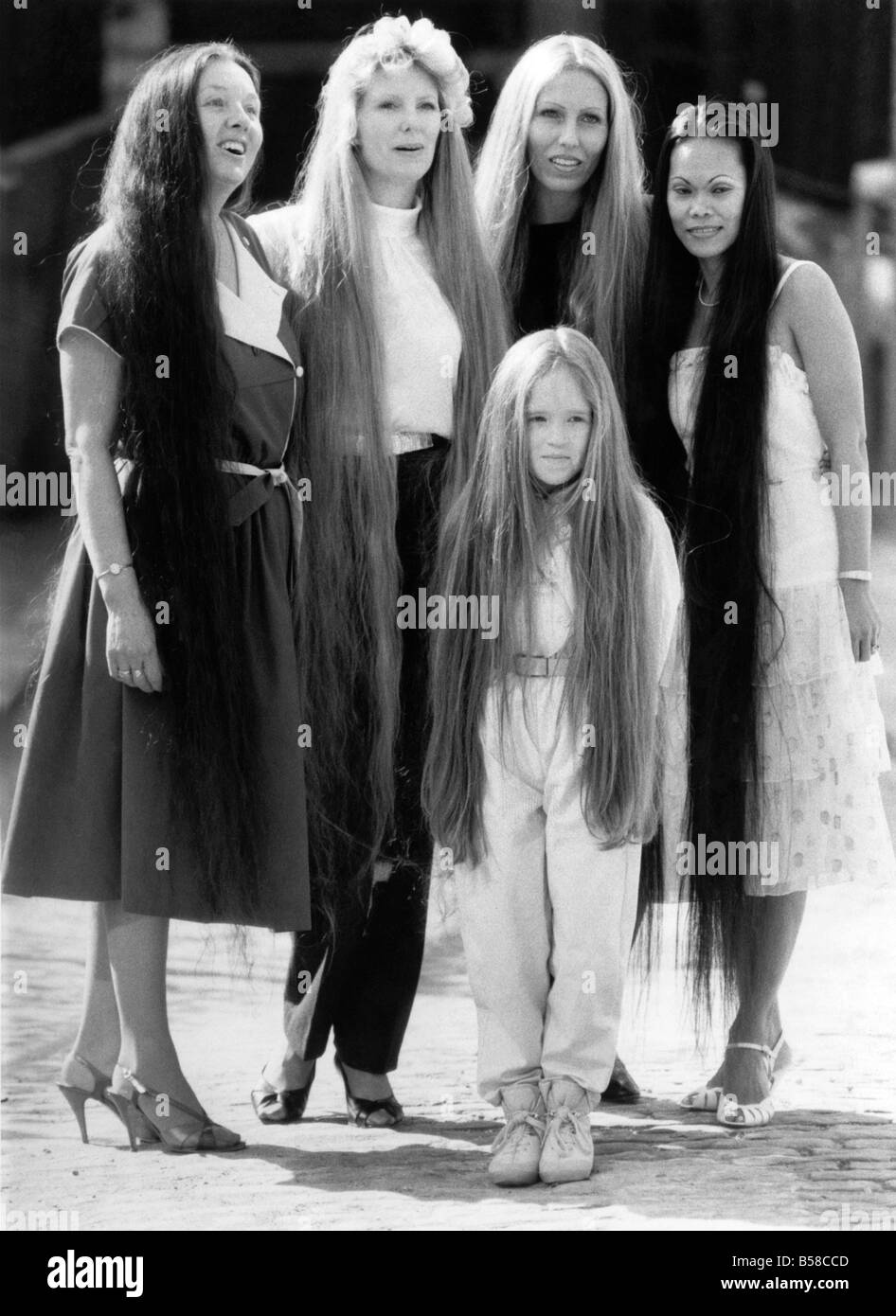 Quattro anteriori Elizabeth, sinistra, con Marie Benson, Helen L Catlow e Giulietta Reyes. ;Chi vince per i capelli più lunghi di concorrenza? ;Mar. Foto Stock