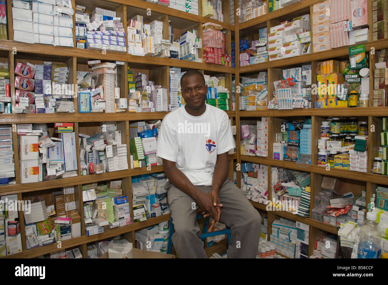 Una società per la Famiglia Salute (SFH) detailer siede all'interno di un grossista di prodotti farmaceutici in Wuse II quartiere di Abuja, Nigeria Foto Stock