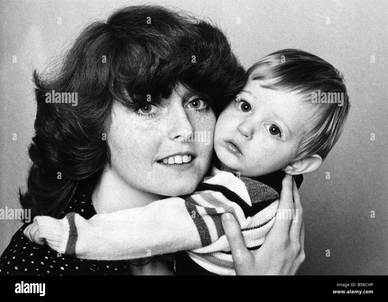 Combattendo la mamma Kim Turley con il suo anno-vecchio figlio Daniel. Novembre 1979 P006584 Foto Stock