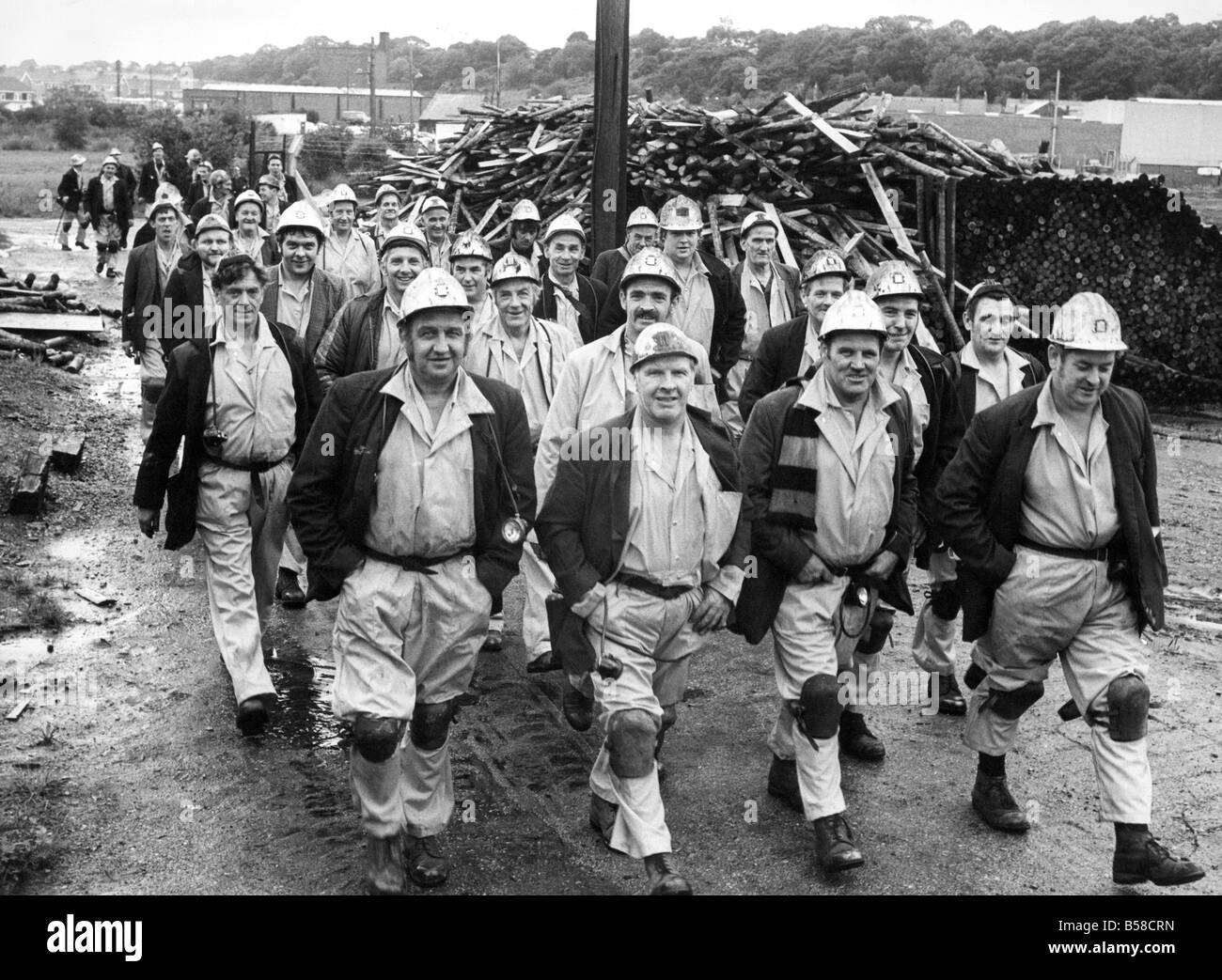 I minatori a Sacriston Colliery vicino a Durham step out nel nuovo giorno Glo orange workwear Foto Stock