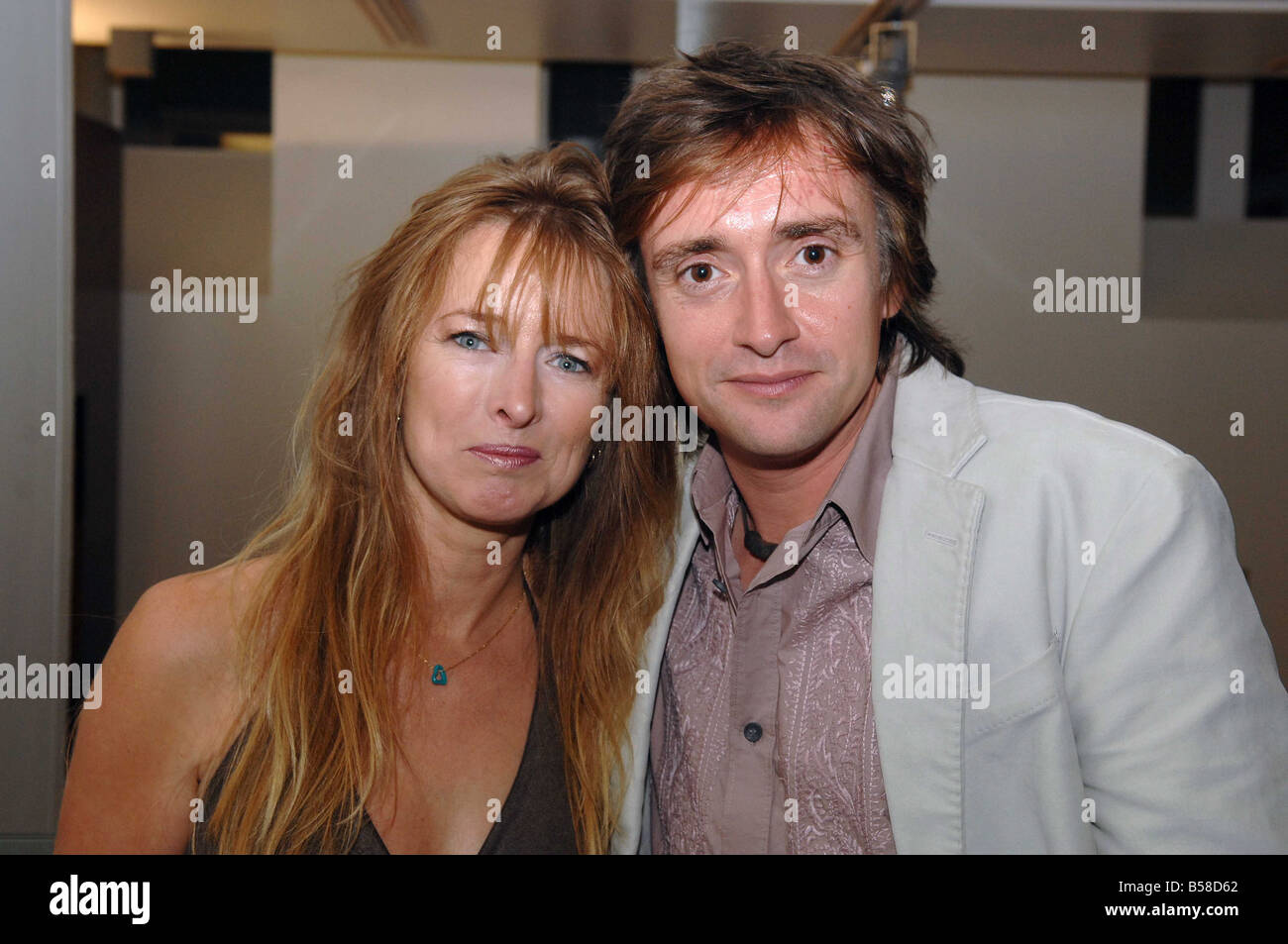 Richard Hammond di Top Gear presentatore ha quasi ucciso durante il tentativo di rompere il record di velocità su terra ha invitato la Air Ambulance equipaggio che hanno salvato lui e il personale infermieristico da Leeds general infirmary che lo ha aiutato a ottenere una migliore per il suo libro di lancio in Covent Garden anche con lui era la sua moglie Mindy Foto Stock