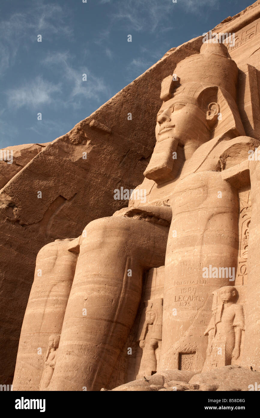 Una colossale statua di Ramses II si trova all'ingresso del Grande Tempio di Abu Simbel Egitto, Africa Settentrionale, Africa Foto Stock