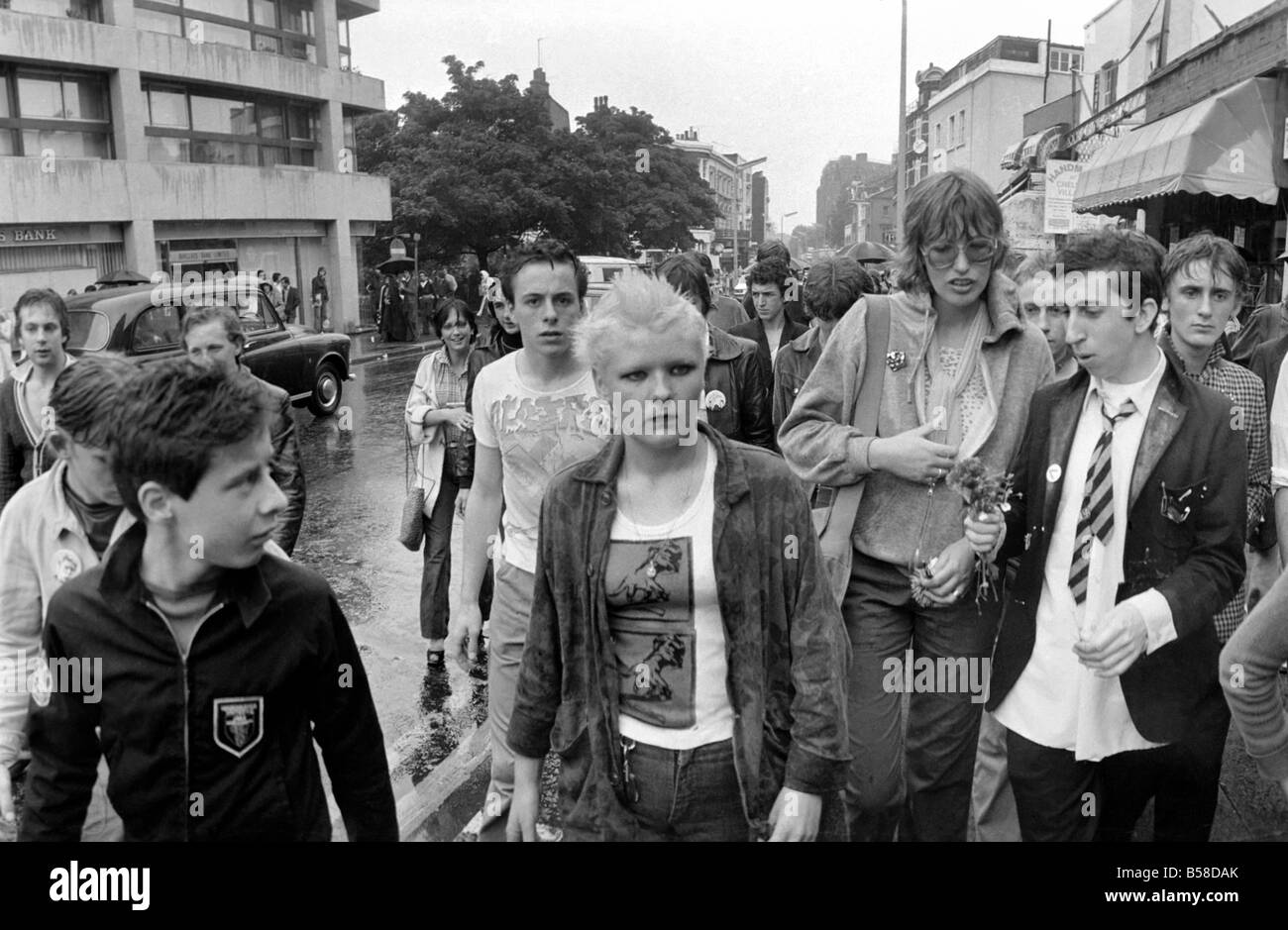 La cultura giovanile/Musica/Polizia/scene di strada."Punk Rock". Agosto 1977 77-04262-012 Foto Stock