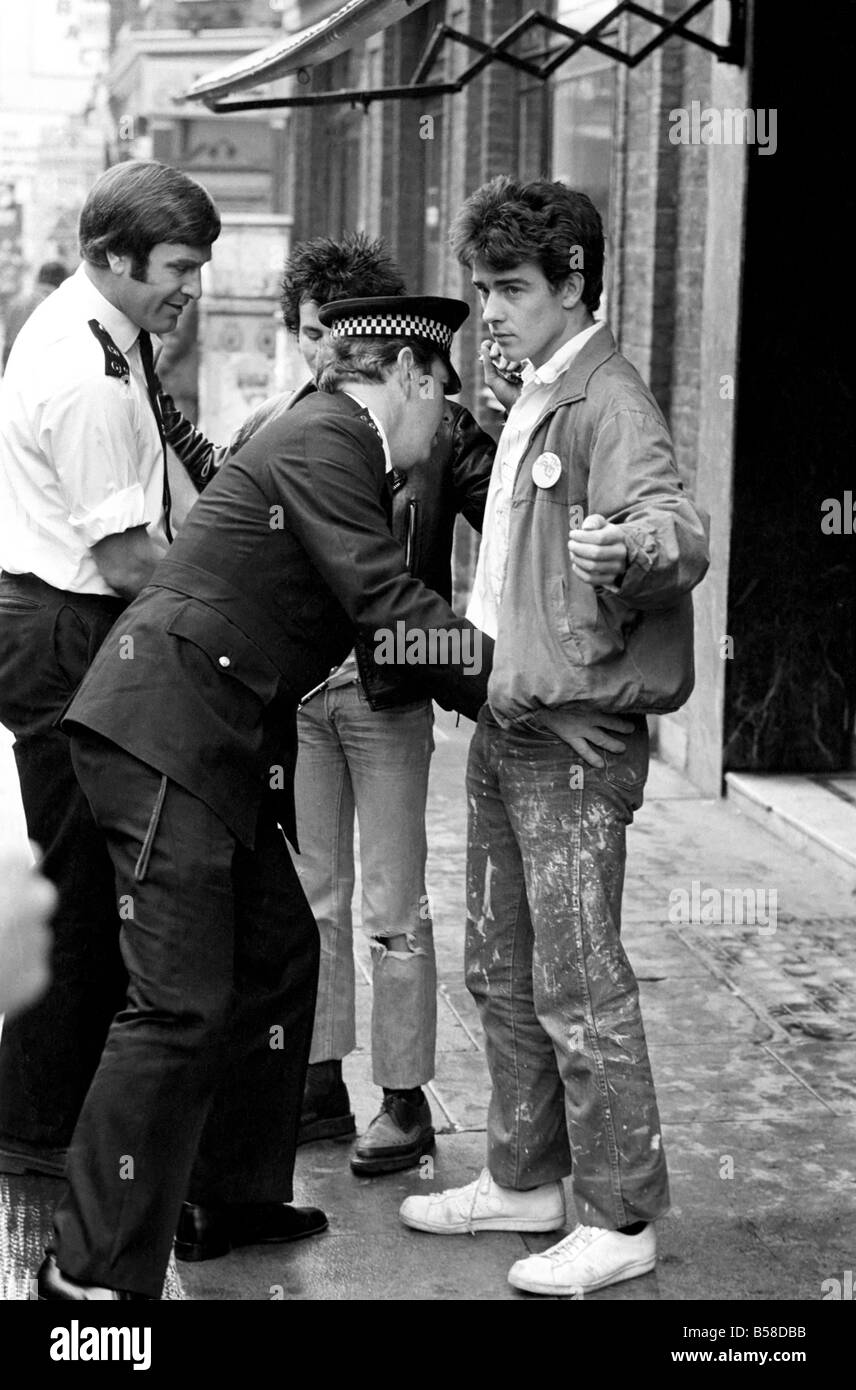 La cultura giovanile/Musica/Polizia/scene di strada. 'Punk Rock'. Agosto 1977 77-04262 Foto Stock