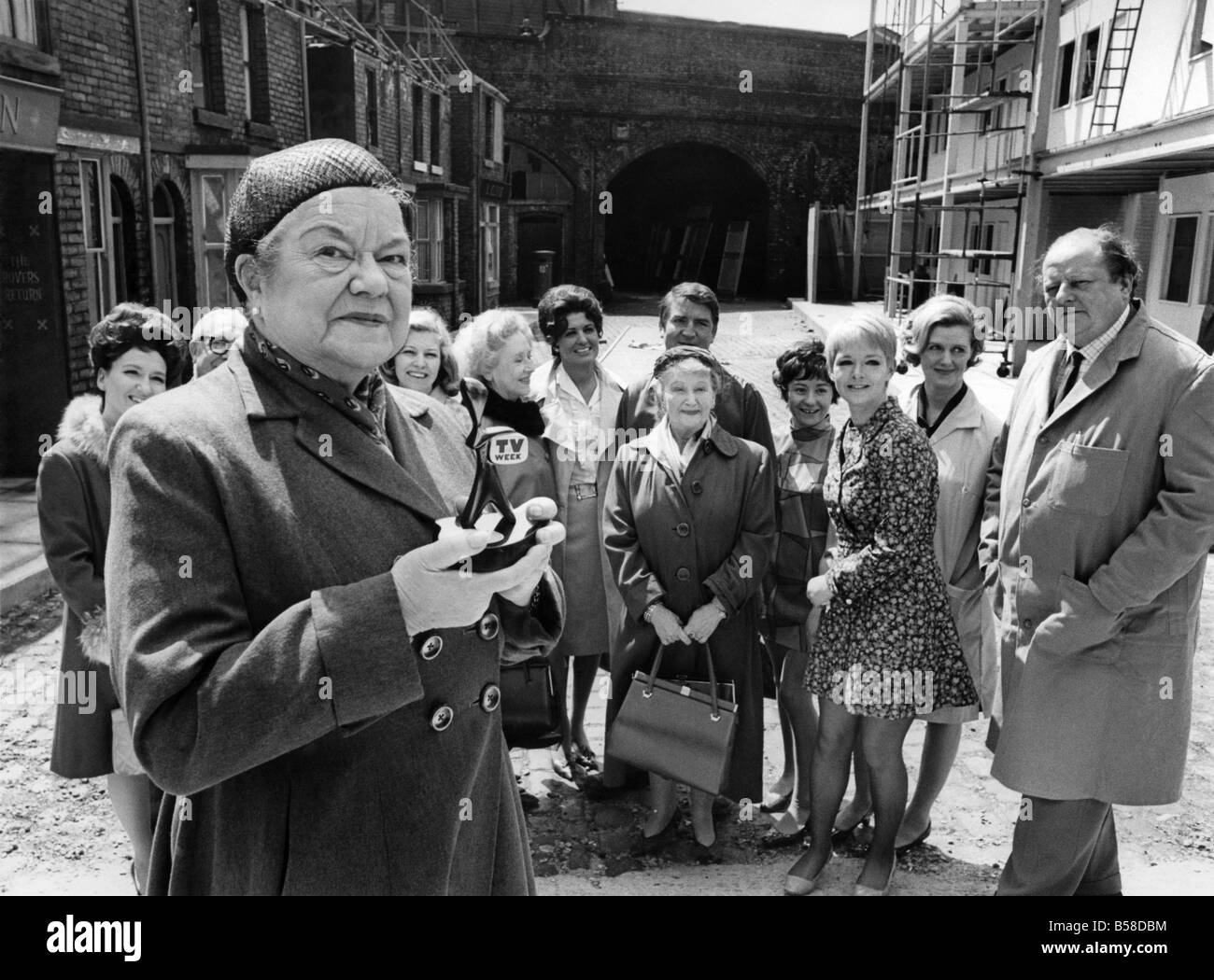 Violet Carson (Ena Sharples) di Coronation Street fa la sua prima comparsa sul set dopo un tour di successo in Australia la promozione della serie. Con un premio presentato a lei con il resto del cast. Maggio 1968 P005321 Foto Stock