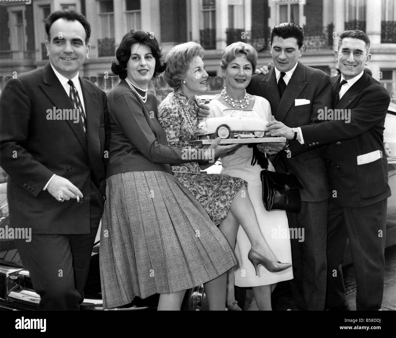 Rally di Monte Carlo. Francesi-chi ha vinto il Rally di Monte Carlo-accompagnati dalle loro mogli, ha visitato il volante Club-Britain la Mecca del motor sport, in mattoni Street, vicino a Park Lane a Londra. Presso la reception i vincitori sono presentati con una torta ghiacciata la replica della loro vettura vincente (2 litro-Citroen), e si è congratulato con dal managing director della British Citroen Company. Vincente il team francese sono: Pierre Alexandre, Paul Coltelloni e Claude Desrossier. Febbraio 1959 P005817 Foto Stock