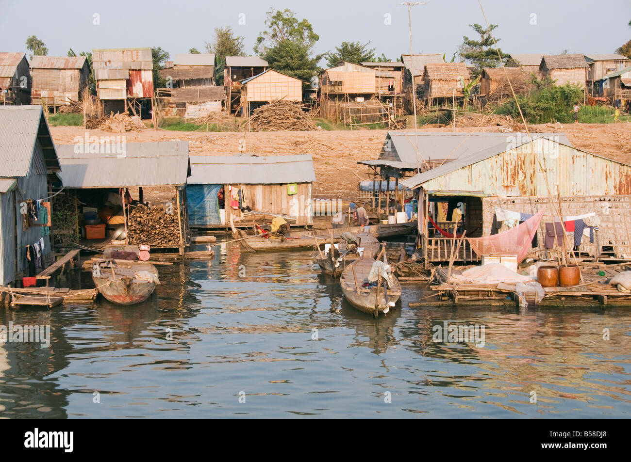 Floating borghi di pescatori, il fiume Mekong, Phnom Penh, Cambogia, Indocina, sud-est asiatico Foto Stock