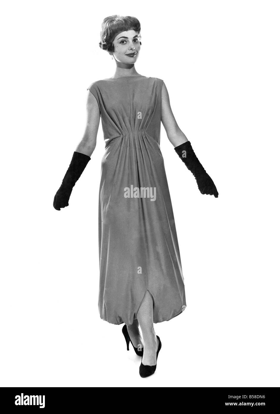 Sveglia Mode. Modello indossa un abito da sera e fascia per capelli da piede migliore linea di avanzamento. Settembre 1958 P006906 Foto Stock