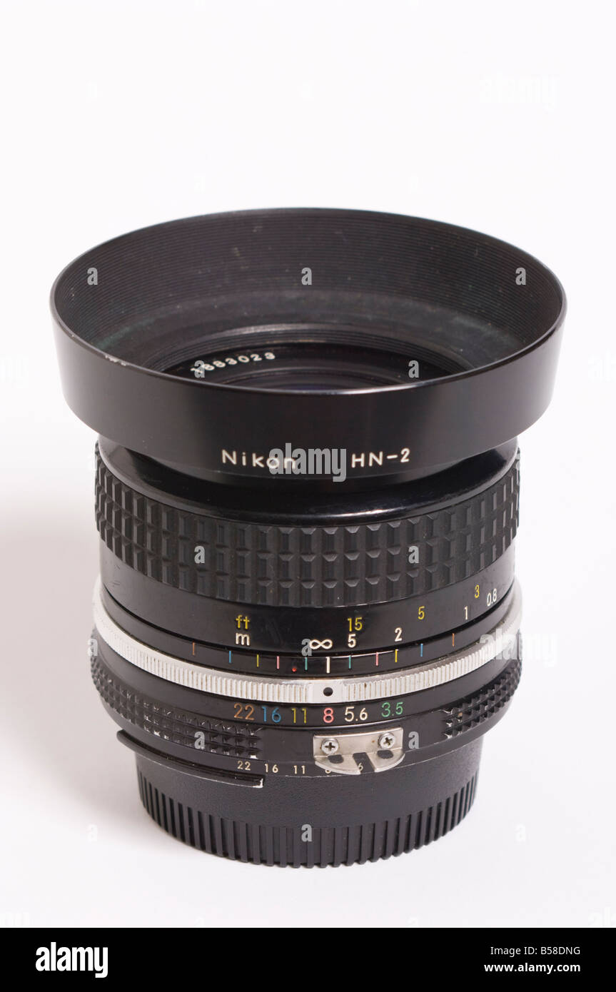 Un Nikon 28mm F3.5 Nikkor ai angolo ampio obiettivo di messa a fuoco  manuale con hn-2 paraluce collegabile per Nikon 35mm SLR fotocamere film  Foto stock - Alamy
