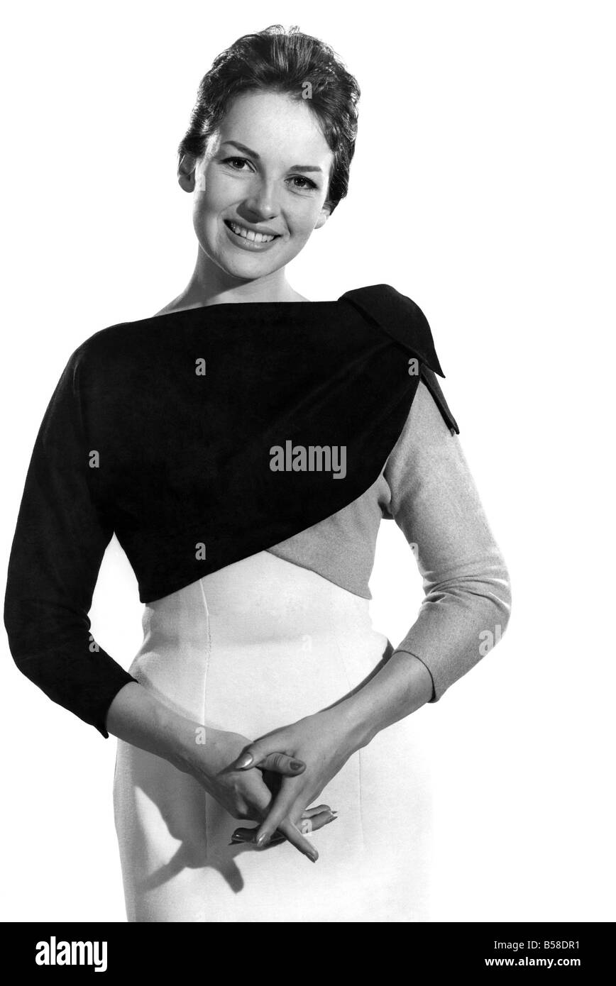 Sveglia la moda. Diana Lovell la modellazione di tre toni abito. Dicembre 1959 P006964 Foto Stock