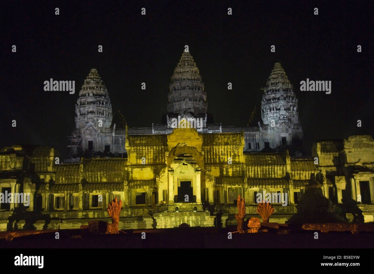 Angkor Wat di notte, illuminati per una speciale spettacolo di luci, Angkor, Siem Reap, Cambogia, Indocina, sud-est asiatico Foto Stock