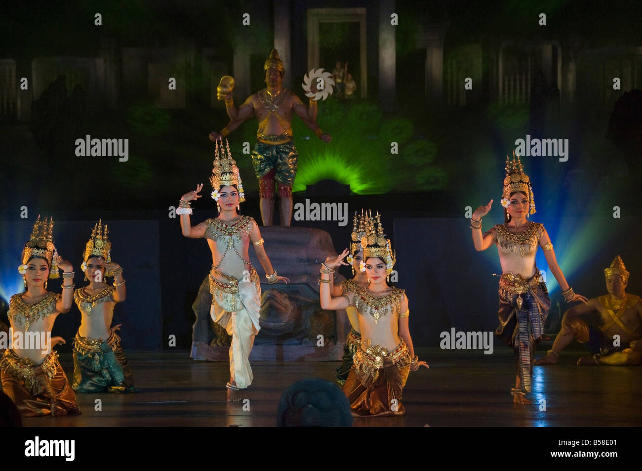 Angkor Wat di notte, illuminati per una speciale spettacolo di luci, Siem Reap, Cambogia, Indocina, sud-est asiatico Foto Stock