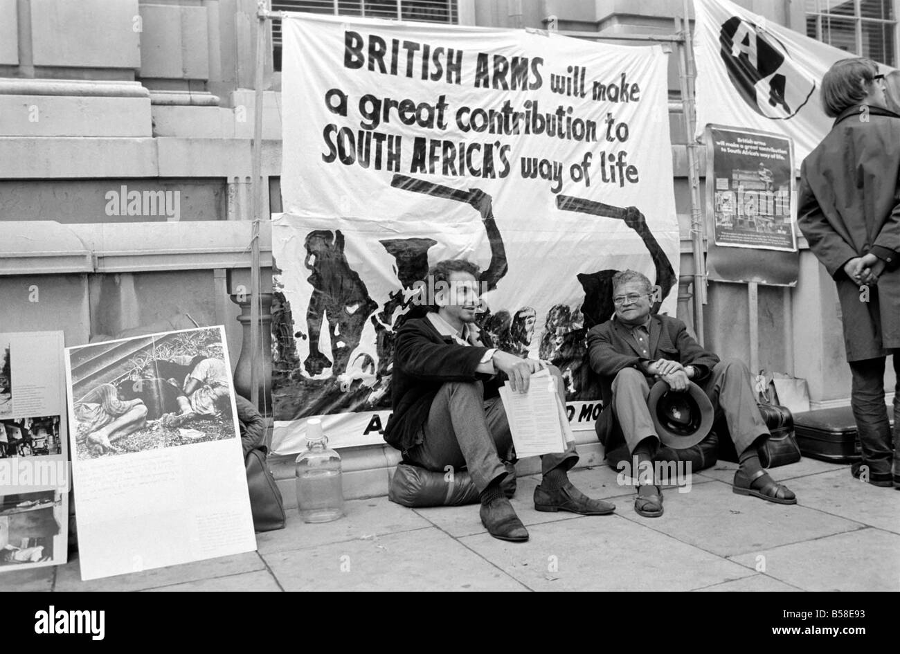 Bracci per il Sud Africa protesta. L'ex due prigionieri politici (da sinistra a destra) sono Giovanni Schlapobersky, 22, uno studente alla Sussex University che è un bianco Sud Africani e Wilfrid Bruto, 44, che è una colorata South African seduto accanto a un poster verso la fine della 24 ore di digiuno. Luglio 1970 70-6882-007 Foto Stock