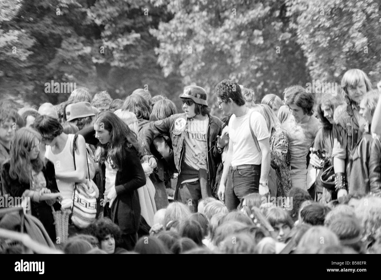 Hyde Park Festival Pop: Hells Angels ruotata fino in vigore e ha cercato di bullo il loro cammino nella parte anteriore ma furono presto scoraggiato da funzionari. Luglio 1970 70-6854-009 Foto Stock