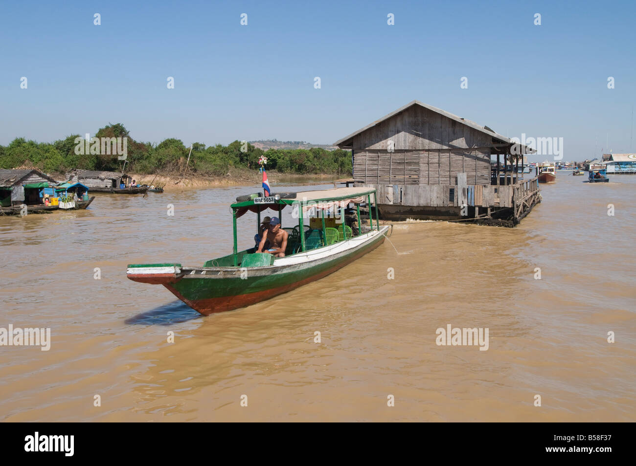 Casa galleggiante essendo spostata, Lago Tonle Sap, vicino a Siem Reap, Cambogia, Indocina, sud-est asiatico Foto Stock