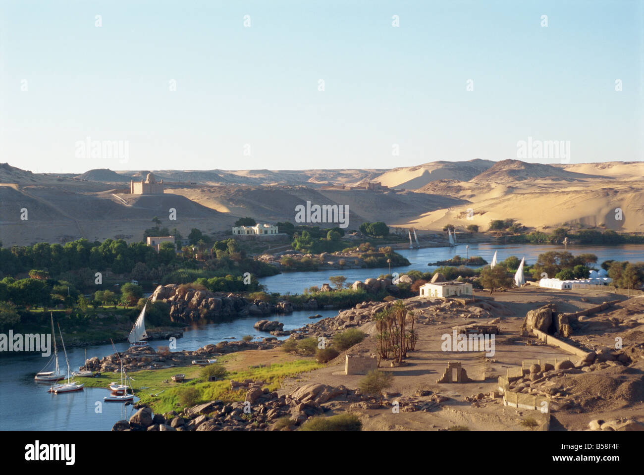 Isola Elefantina dall'Old Cataract Hotel Aswan Egitto Nord Africa Africa Foto Stock