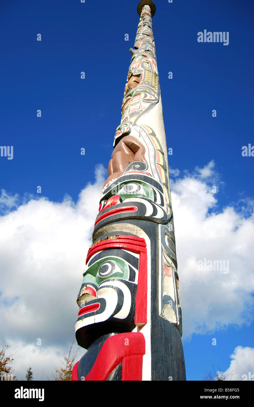 Il Totem Pole in autunno, la valle di giardini, Windsor Great Park, Virginia Water, Surrey, England, Regno Unito Foto Stock