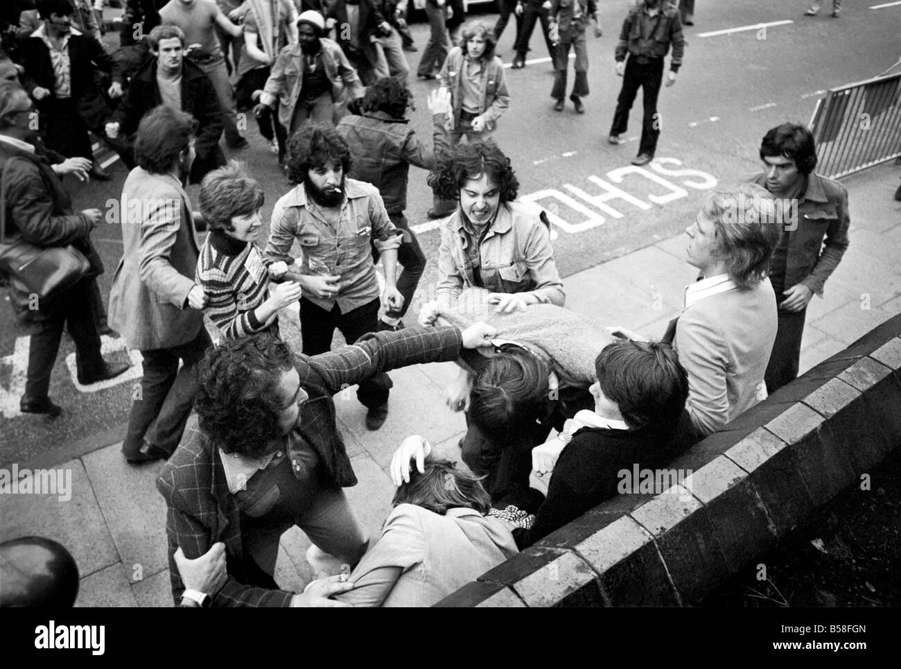 I tumulti di Birmingham. Lotta da strada si sviluppa al di fuori strada Boulton scuola dove il Front National meeting è stato trattenuto. Dimostranti socialista attaccando Front National sostenitori. Agosto 1977 77-04392-021 Foto Stock