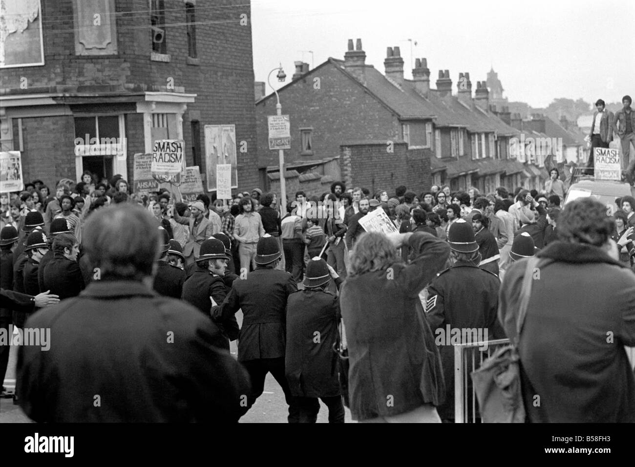 I tumulti di Birmingham. Anatra di polizia come missili sono gettati a fronte nazionale riunione a Ladywood, Birmingham. (Lunedì). Agosto 1977 77-04392-026 Foto Stock