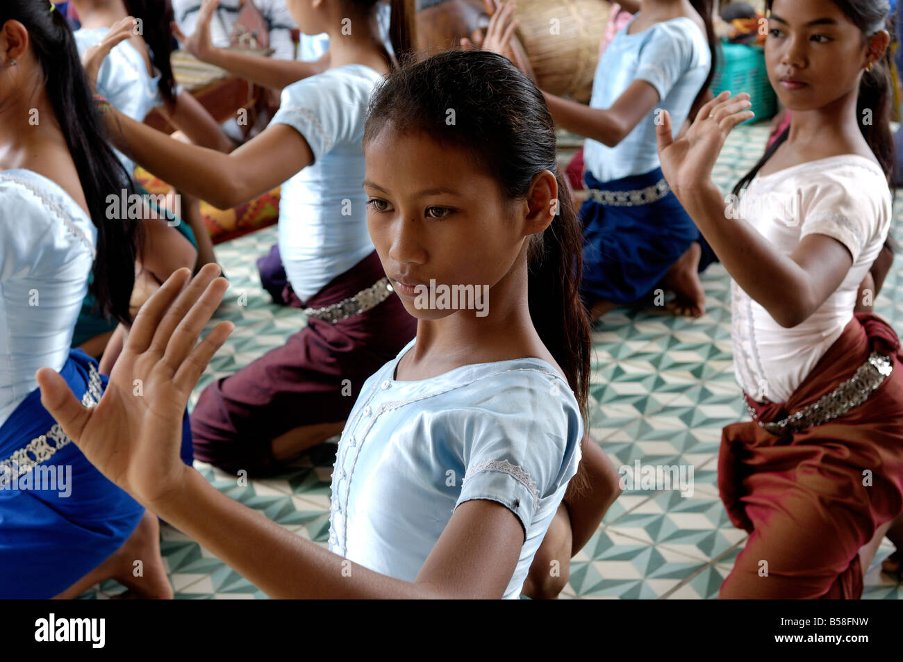 Scuola di danza di insegnare balletto classico, Associazione per la conservazione delle arti e della cultura, Phnom Penh, Cambogia, Indocina Foto Stock