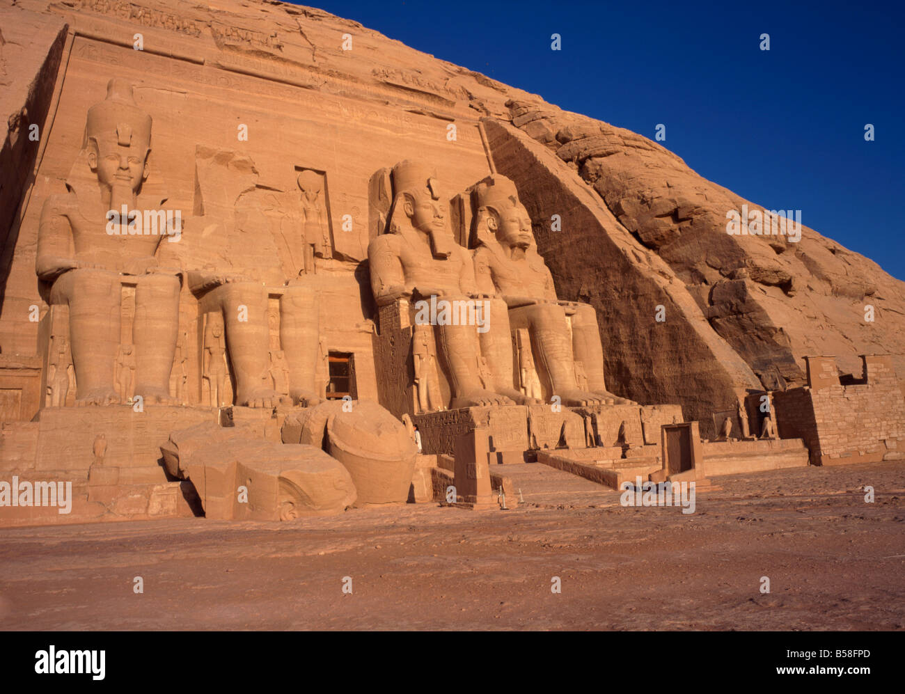 Tempio di Re-Herakhte per il faraone Ramses II, spostato quando Aswan alta diga costruita, Abu Simbel in Nubia, Egitto Foto Stock