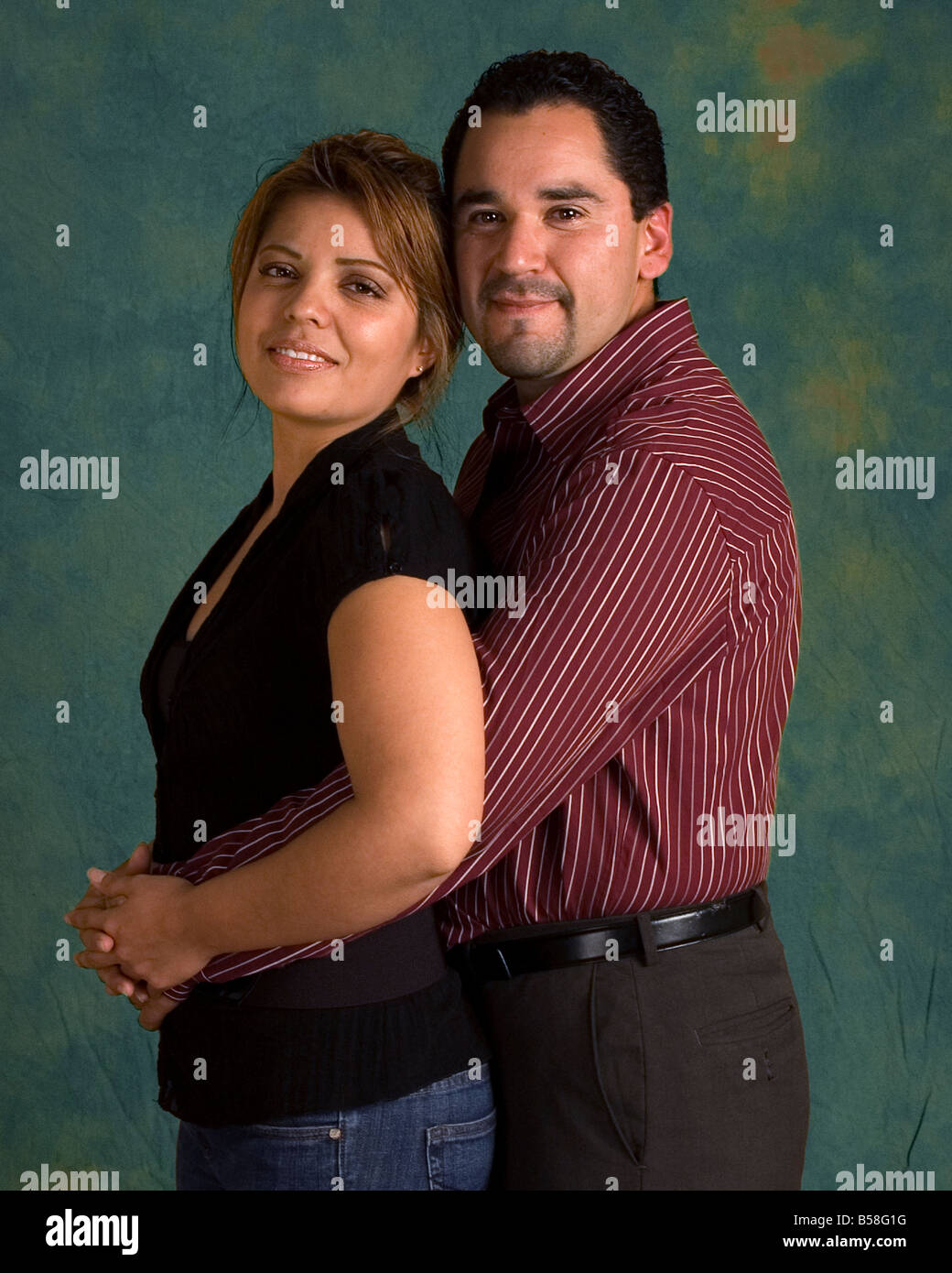 SONRISA NOVIO NOVIA PAREJA ESPOSOS JUNTOS ADECTO FAMILIA ABRAZOS AMANTES ESPOSO STUDIO CONTENTOS INTIMO COMPARTIR NOVIAZGO ENAMORADOS AMOR TWO Foto Stock