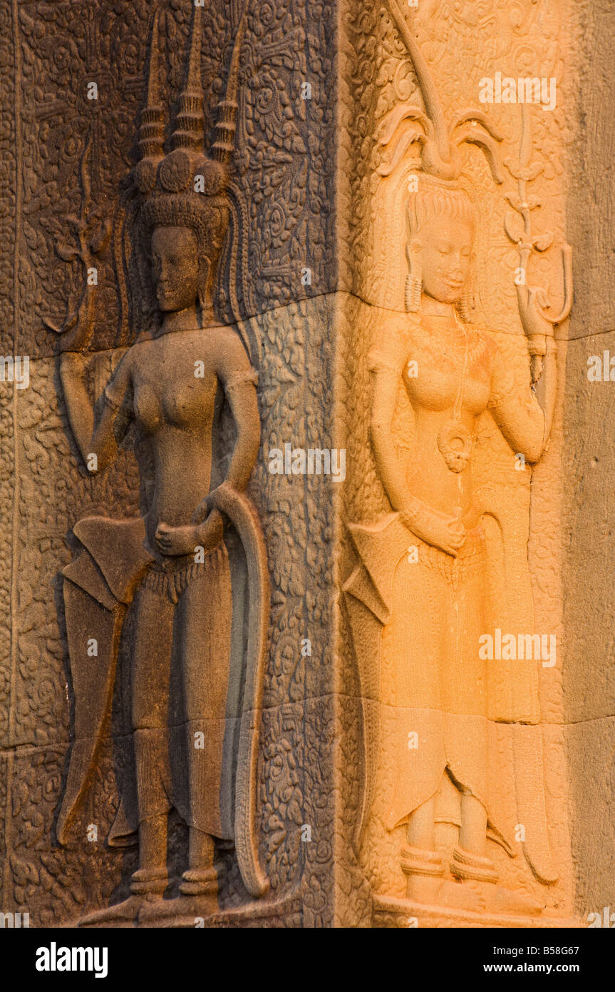 Bassorilievi sculture in pietra di apsaras, Angkor Wat, Angkor, Siem Reap, Cambogia, Indocina, sud-est asiatico Foto Stock