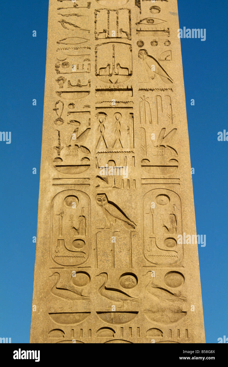 Obelisco 25m alto del Tempio di Luxor Luxor Tebe UNESCO World Heritage Site Egitto Nord Africa Africa Foto Stock