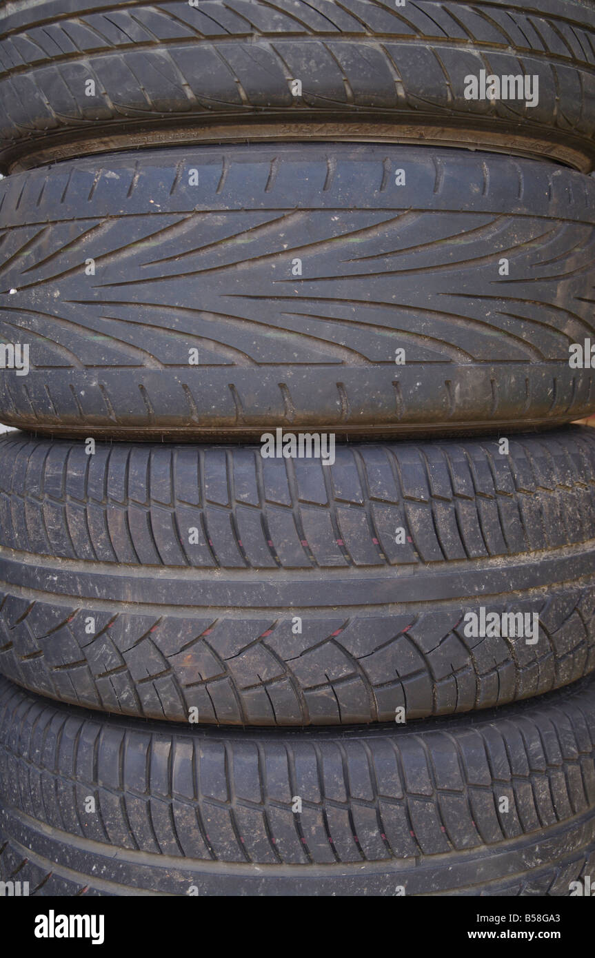 Pila di auto usate di ruote Foto Stock