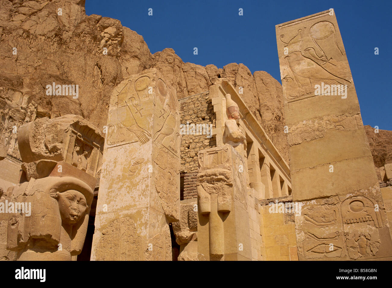 Cappella di Hathor, Hathor di affrontare forme capitali sulla Piazza Pilastri, Hatshepsut sul tempio di Deir el-Bahri, Tebe, Egitto Foto Stock