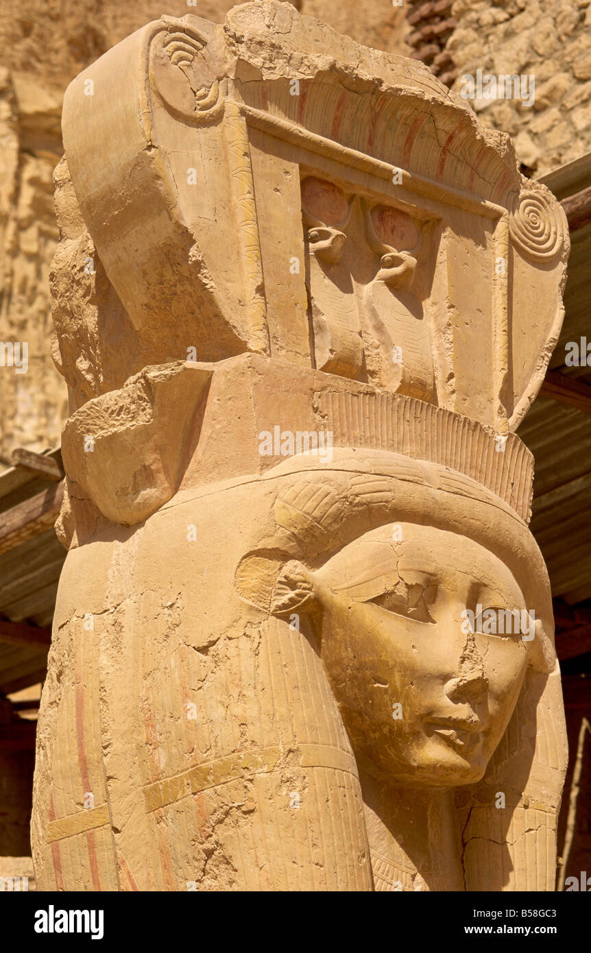 Hathor la faccia formante i capitelli sulla Piazza Pilastri, cappella di Hathor, Hatshepsut sul tempio di Deir el-Bahri, Tebe, Egitto Foto Stock