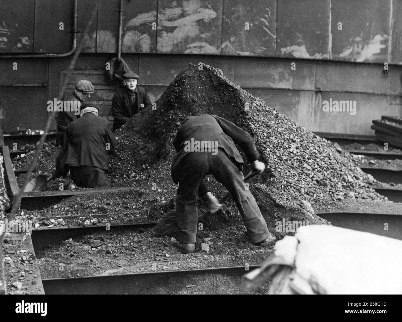 Trimmer a bordo della Camberwell il livellamento di un portello a Tyne Miglioramento Commissari Staithes Tyne Dock il carico è per il Metropolitan Gas Company Foto Stock