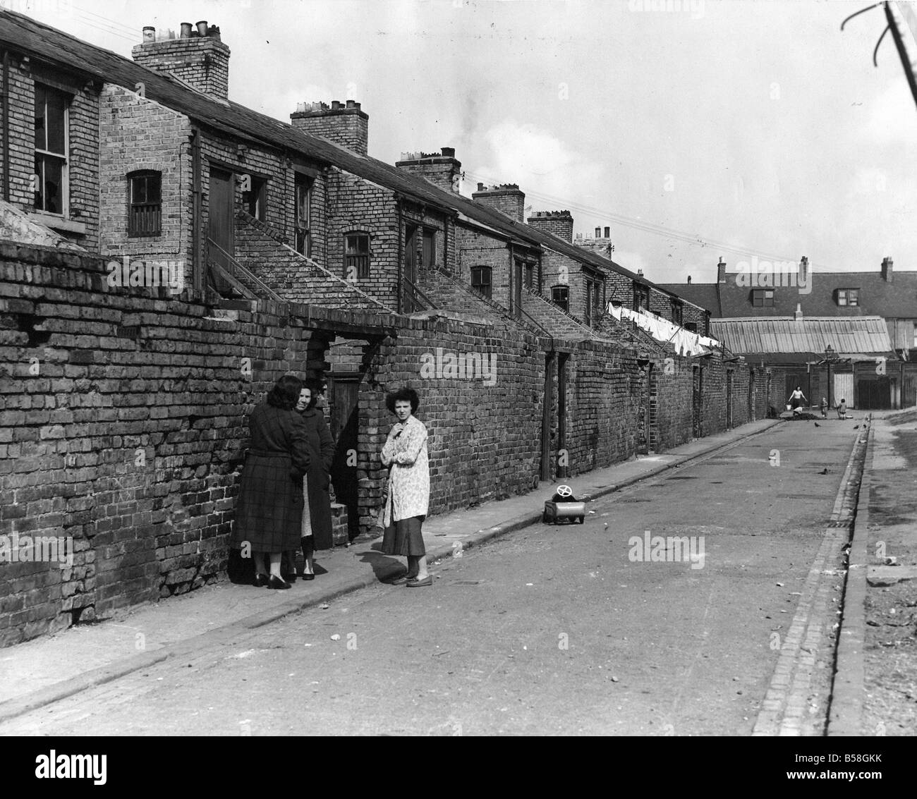 Alloggiamento abbandonati in una zona di Newcastle un gruppo di donne gossip del back lane Foto Stock Alloggiamento abbandonati in una zona di Newcastle un gruppo di donne gossip del back lane Foto Stock