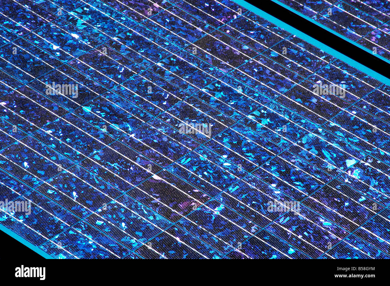 Un array di cristallinità di pannelli solari per la conversione di energia dal sole per l' elettricità Foto Stock