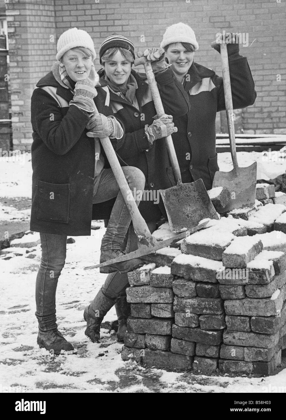 Ragazze su una manodopera Services task force della Commissione nel 1986 da sinistra a destra Julie forte Mandy Oliver e Lynne Bradford Foto Stock