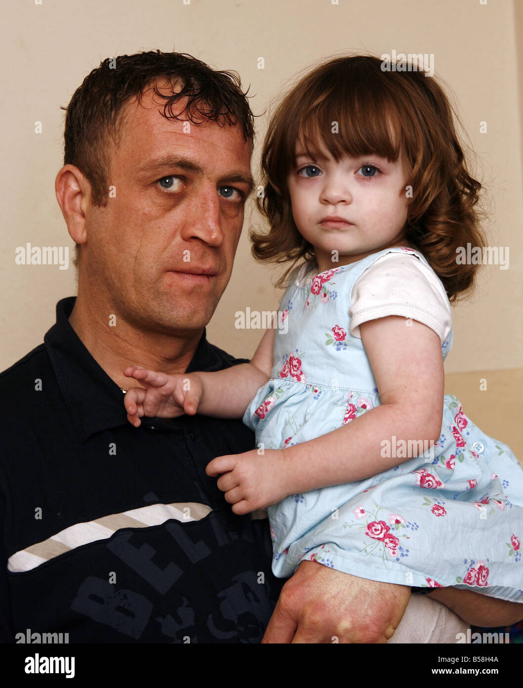 Simon Williams con sua figlia Katie, chi ha bisogno di un trapianto di cuore perché è stata diagnosticata dilatata miopatia cardiaco Simon ha dato che ha scoperto la sua moglie Louise ha la stessa condizione e anche Katie s sorella gemella Lauren si prega di notare provato molto duro per ottenere foto di tutti loro insieme ma erano completamente incontrollabile e anche i genitori Foto Stock