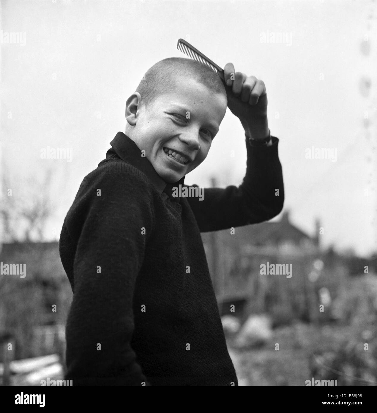 Ragazzo/Skinhead/rasata/capelli: Gary Brown, 14, di Santa Maria═s Street, Winchester, che è stato mandato a casa dal Montgomery di Alamein Sch Foto Stock