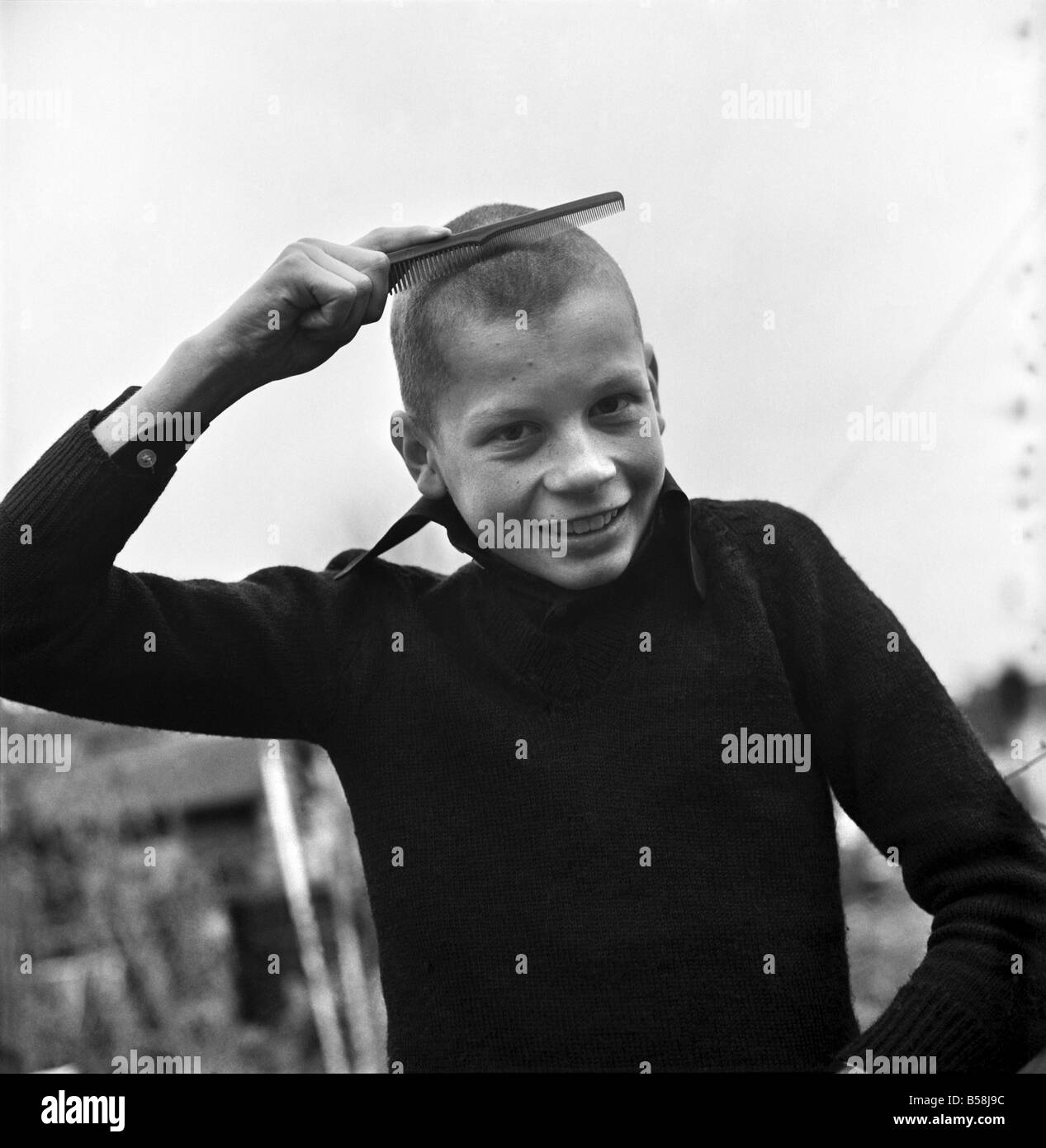 Ragazzo/Skinhead/rasata/capelli: Gary Brown, 14, di Santa Maria═s Street, Winchester, che è stato mandato a casa dal Montgomery di Alamein Sch Foto Stock