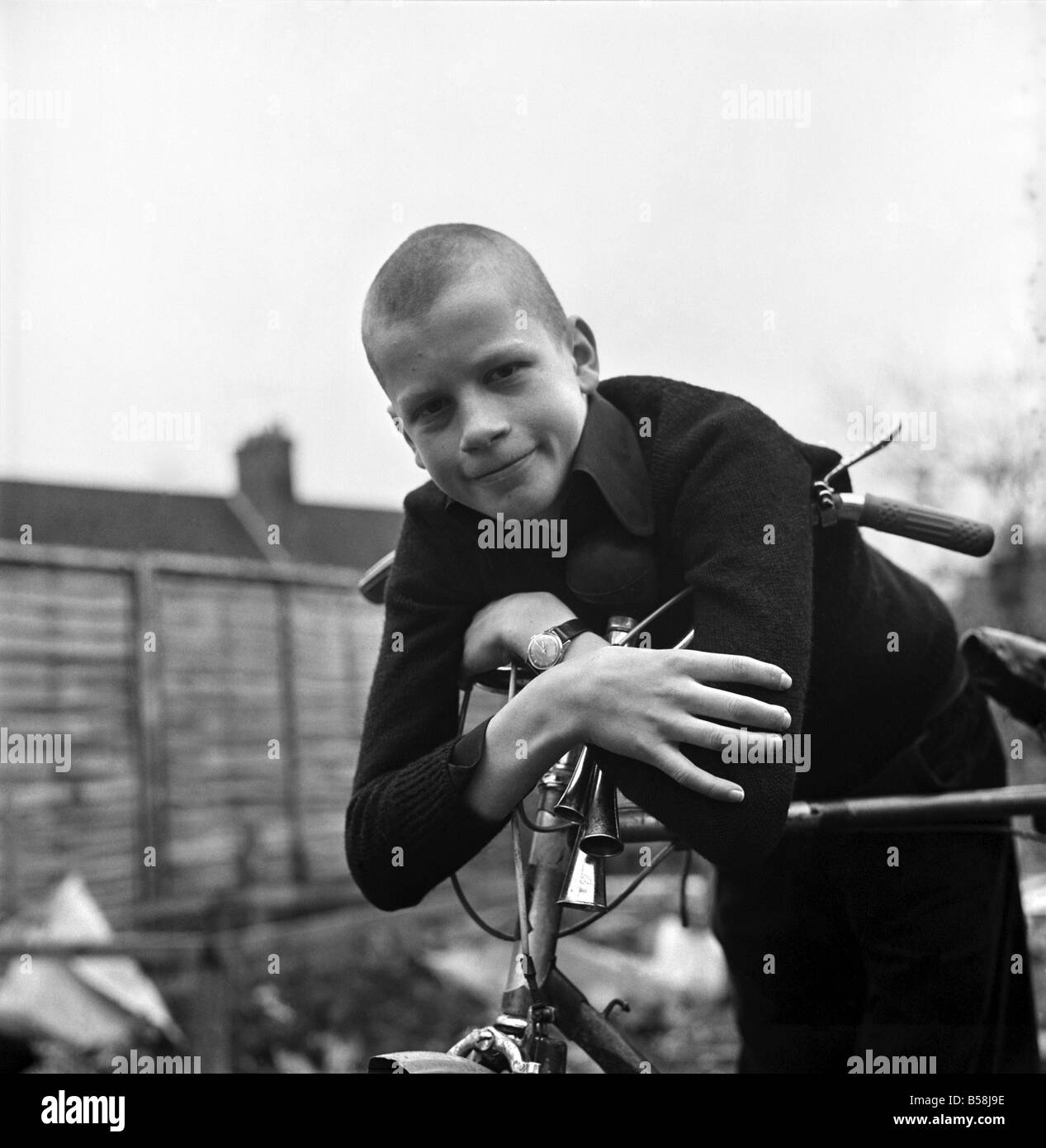 Ragazzo/Skinhead/rasata/capelli: Gary Brown, 14, di Santa Maria═s Street, Winchester, che è stato mandato a casa dal Montgomery di Alamein Sch Foto Stock
