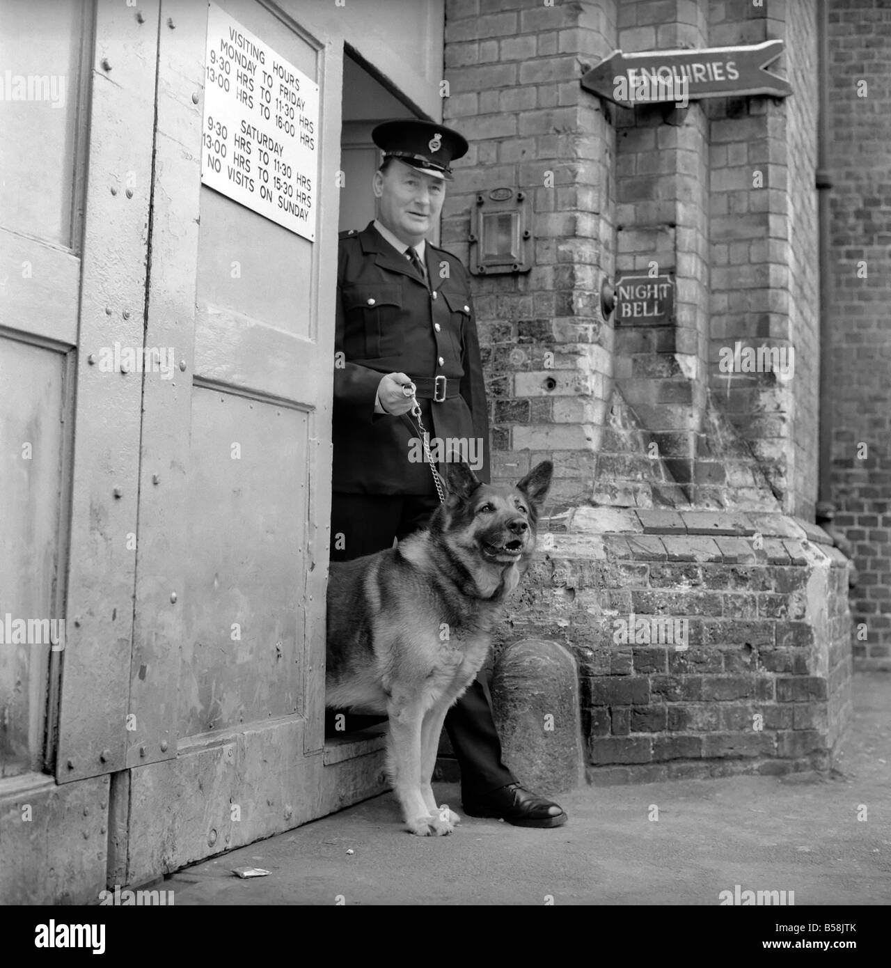 Polizia: Cane grande gestore con Gerald Ewing. Marzo 1975 75-01234-001 Foto Stock