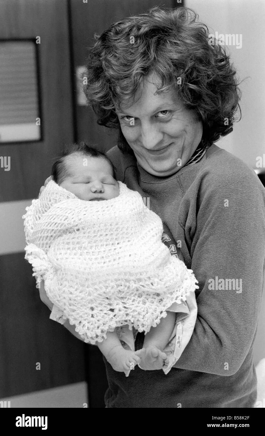 Cantante pop: Slade: Noddy nel paese delle meraviglie: Noddy Titolare con la moglie Leeanra, 23 e la loro bambina Sharisse, presso la Queen CharlotteÍs Hospital di Londra. Dicembre 1976 76-07554-003 Foto Stock